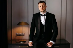 Professional wearing a tailored formal suit in Saudi Arabia at an upscale social event