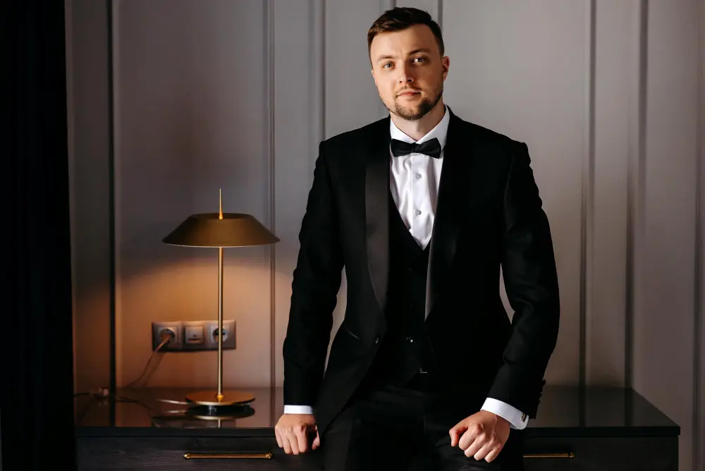 Professional wearing a tailored formal suit in Saudi Arabia at an upscale social event