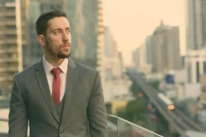 Professional wearing a light grey tailored business suit in Saudi Arabia