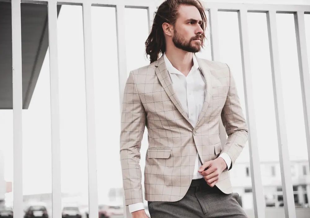 Man wearing a lightweight tailored suit in warm Dubai weather