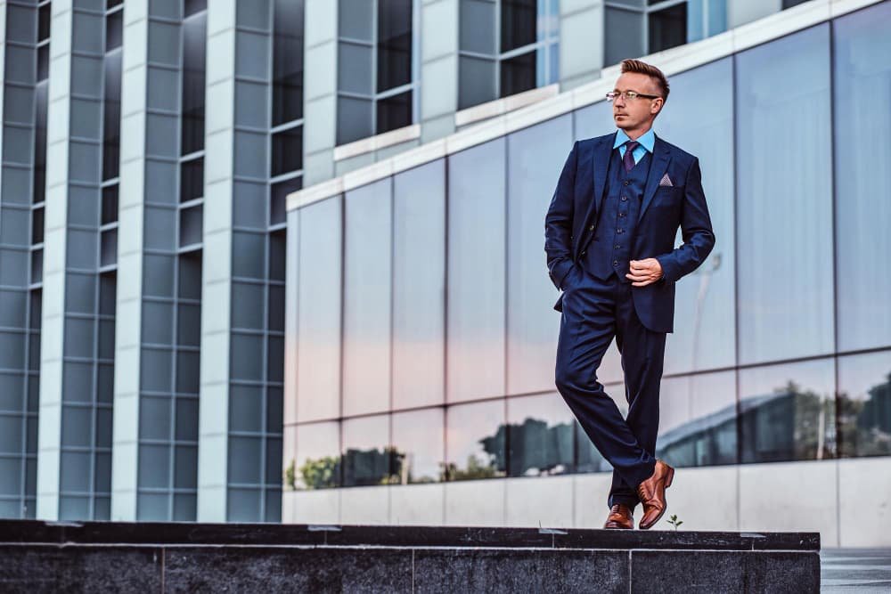 Man wearing a lightweight tailored suit in warm Dubai weather
